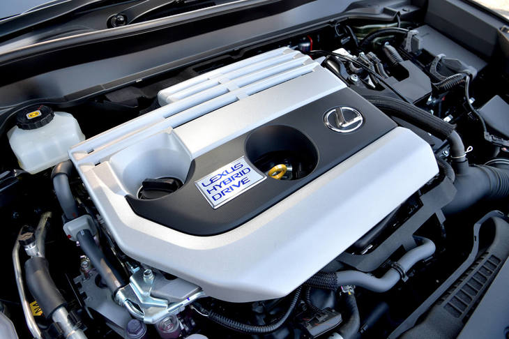 最大熱効率40％を実現したという2リッター直4自然吸気エンジンにモーターを組み合わせた、「UX250h」のハイブリッドユニット。