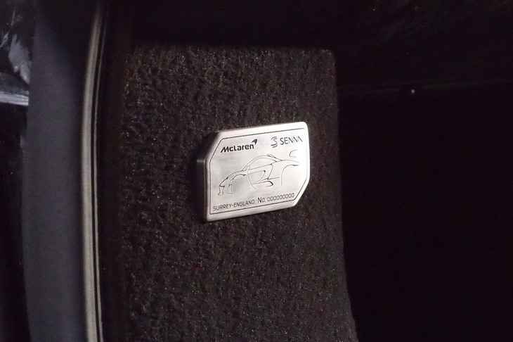 特別な限定モデルであることを示す、シリアルナンバープレート。