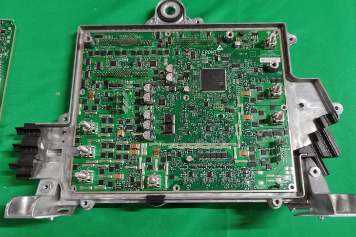 「テスラ・モデル3」に搭載されている「フロントボディーコントローラー」。（写真：筆者撮影）