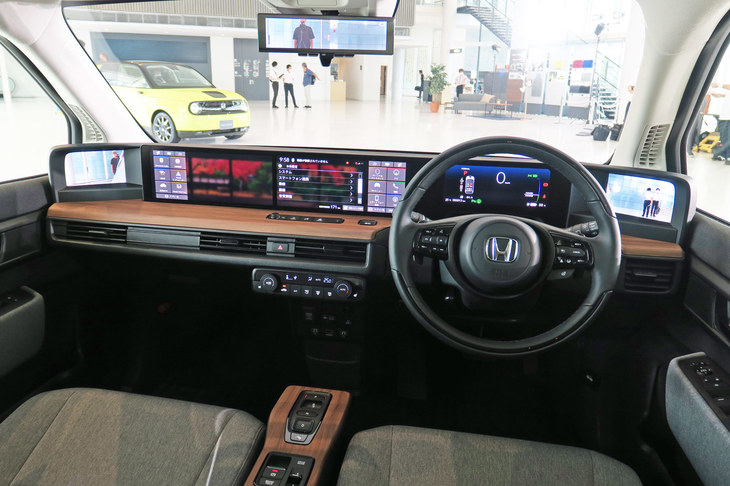 インストゥルメントパネルまわりは、温かみのあるウッド調パネルと、左右にどーんと広がった巨大スクリーンが特徴。