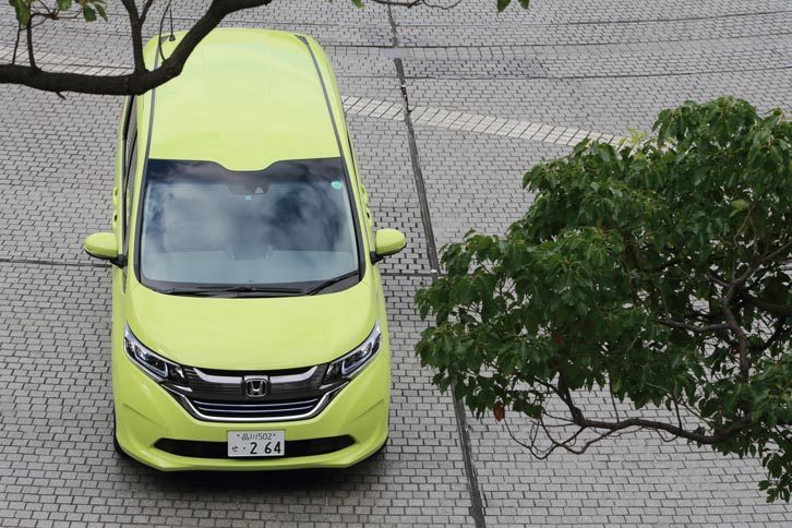 新色「シトロンドロップ」のボディーカラーが採用された「フリード＋ ハイブリッドEX」。