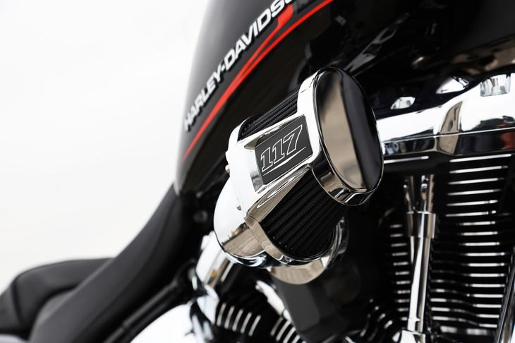 エンジンから横に突き出たエアインテーク。少しでも多くの空気を取り込むことで、低・中回転域のトルクを増強させるもので、カスタムバイクを思わせる武骨なデザインも魅力となっている。