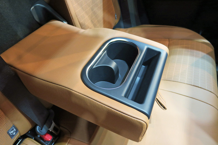 スバル・ソルテラ（リアセンターアームレスト）