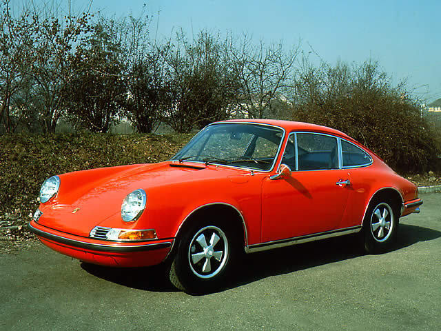 「ポルシェ911」
	1964年からポルシェが製造しているスポーツカーで、水平対向エンジンをリアに搭載し、後輪を駆動する方式が特徴。当初は空冷だったが、1997年の996型から水冷に変更された。映画に登場するのは2.2リッターエンジンを搭載するモデル。