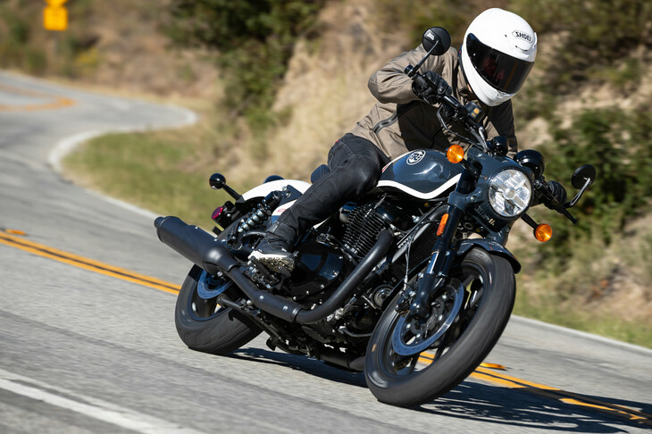 「ダウンタウンの市街地でもワインディングロードでも、ハイウェイでも優れたハンドリングを実現する」ことを目標に開発されたという「ショットガン650」。ミッドコントロールのライディングポジションも、人間工学を追求したものとなっている。