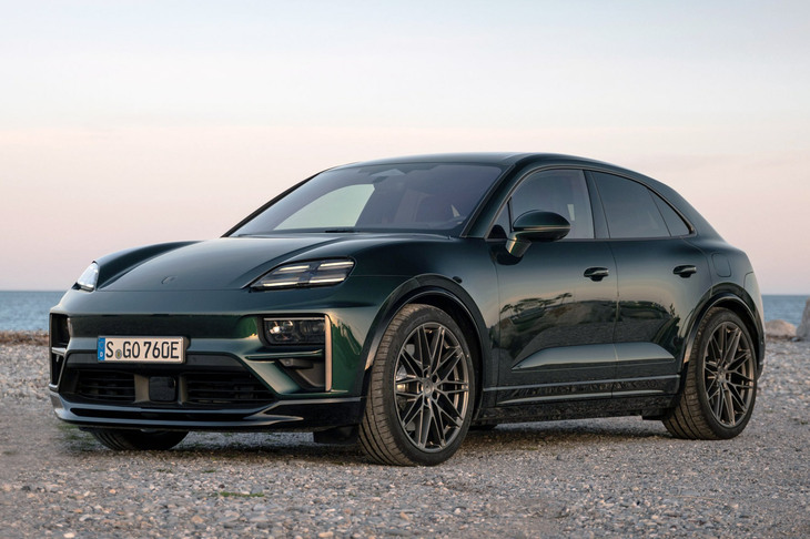 クルマのシルエットが、タイヤに向けて自然に収まっているクルマの好例。「ポルシェ・マカン」は、かなり車体を横に振ってみてもご覧のとおりだ。ボディーがタイヤの外側にはみ出て見えないのは、バンパーの縁を丸く削り、余計な張り出しがないよう、ボディー四隅の形状を吟味しているためだ。