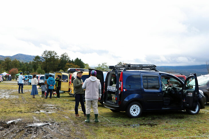 午後になると雨も収まり、雲の切れ目から青空がのぞくように。雨から解放された参加者たちは、それまでの時間を取り戻すように積極的にまわりとの交流を楽しんでいた。