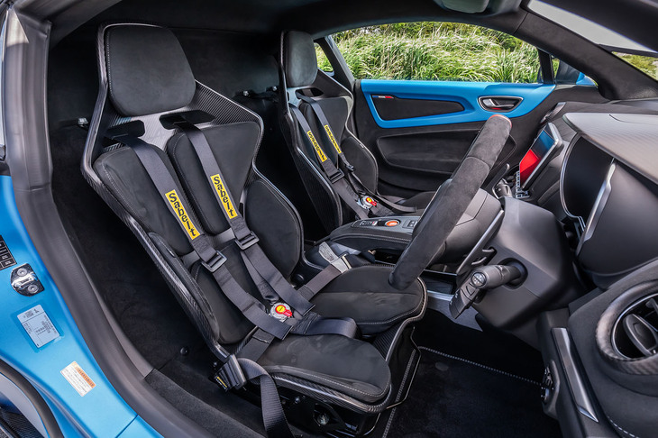 「A110」用としては最軽量となるカーボンシェルのサベルト製フルバケットシート。通常の3点式シートベルトは外され、代わりに6点式のシートベルトが標準で装備される。