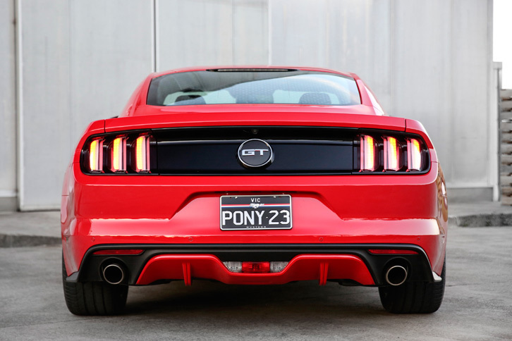 V8モデルのリアビュー。中央に「GT」のバッジが施されている。