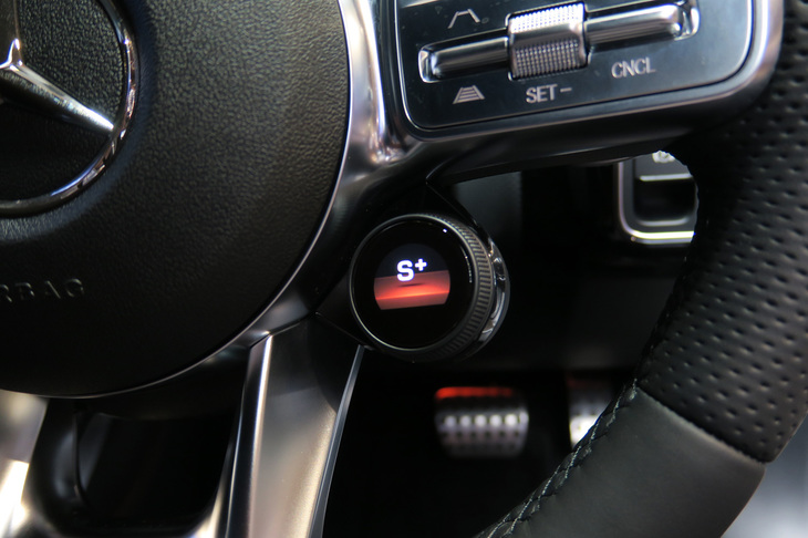 メルセデスAMG A35 4MATIC（ステアリングスイッチ）