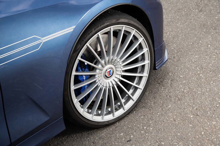 20インチの「アルピナ・クラシックホイール」はオプション。タイヤ銘柄は「ピレリPゼロ」で、もちろんアルピナ認証の“ALP”の刻印入りだ。