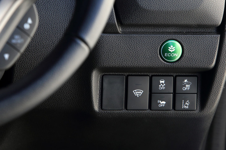 ホンダ・フィット ハイブリッド・S Honda SENSING（「ECONモード」と各種運転支援システムの操作スイッチ）