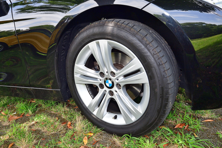 参考までに、筆者の「BMW 320dスポーツ」のタイヤ＆ホイール。（写真＝池之平昌信）