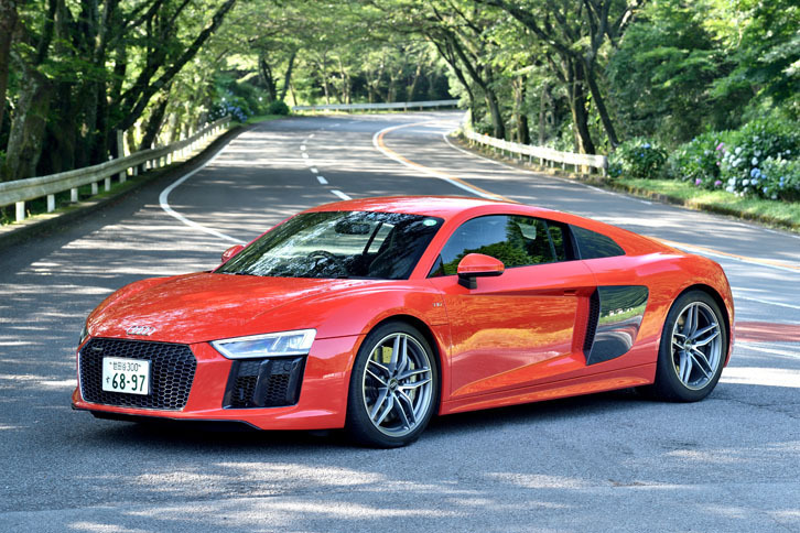 アウディR8 V10クーペ 5.2 FSIクワトロ
	ボディーサイズ：全長×全幅×全高＝4426×1940×1240mm／ホイールベース：2650mm／車重：1670kg／駆動方式：4WD／エンジン：5.2リッターV10 DOHC 40バルブ／トランスミッション：7段AT／最高出力：540ps（397kW）/8250rpm／最大トルク：55.1kgm（540Nm）/6500rpm／タイヤ：（前）245/35ZR19 （後）295/35ZR19／車両本体価格：2456万円