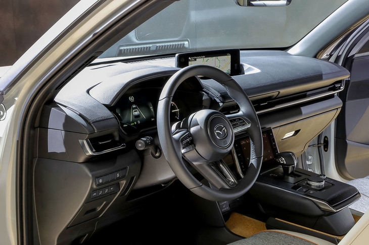 「MX-30」のインテリアではコルクなどの自然素材や、再生材を原材料とした生地が使用されている。