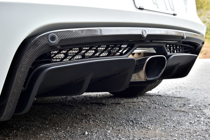 カーボン製のリアディフューザーも標準装備。各所に装着された空力パーツの効果で、従来モデルよりもダウンフォースが15％増加しているという。