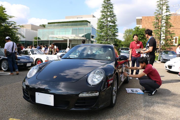 参加者が出走準備のためにゼッケンを装着する。都心のポルシェディーラー主催のイベントだけに、参加者は関東近郊のオーナーが中心。ただ青森など遠方からの参加者も見受けられた。