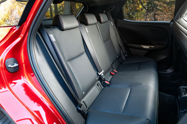 リアドアがあり、後席にもきちんと座れるところが「GRヤリス」に対するアドバンテージだ（「GRカローラ」もあるが）。