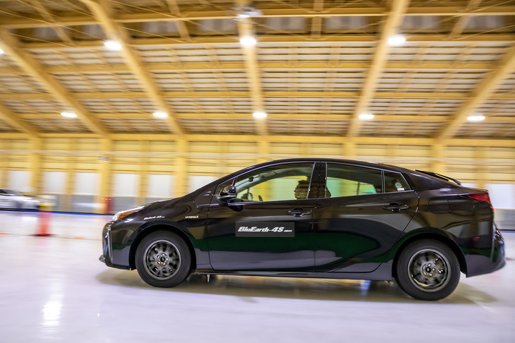 こちらは195/65R15サイズのオールシーズンタイヤ「ブルーアース4S AW21」を装着した「トヨタ・プリウス」。人間が歩くのもままならないという滑りやすい氷盤での絶対性能ではスタッドレスタイヤに分があるものの、速度をしっかりと下げ丁寧な操作を行えば、ブルーアース4S AW21でも「走る・曲がる・止まる」がコントロールできた。