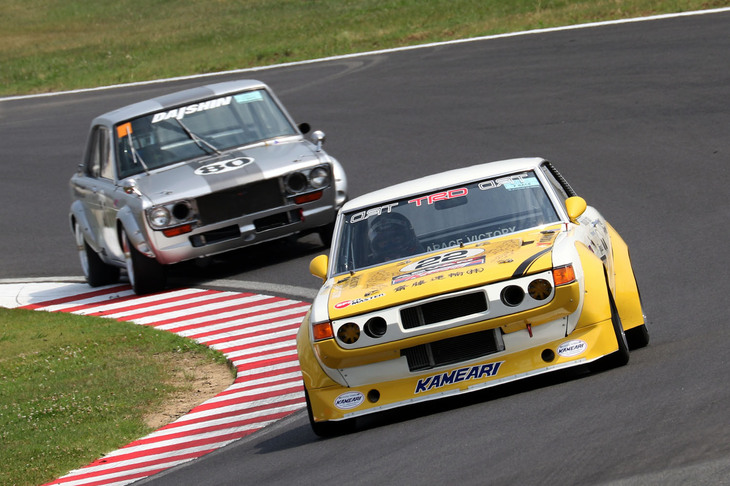 1970年までの車両および特認車両のフルチューニング車両によるFレース決勝で、予選3位から優勝した「SPM斎藤運輸カメアリセリカ」。後方は予選4位から3位に入賞した「DAISHINブルーバード」。