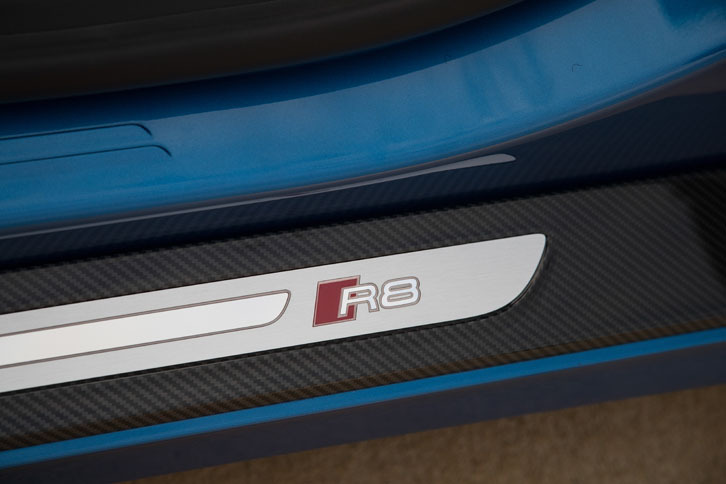 サイドシルのカーボン製キックプレートには、「R8」のロゴが記される。