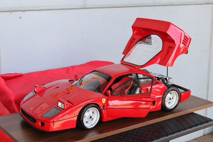 以前にwebCGでも個展をリポートした、バルサ材を主体にフェラーリのモデルをスクラッチビルドしているモデラー、山田健二さんの最新作「フェラーリF40」が展示されていた。スケールは1/6である。