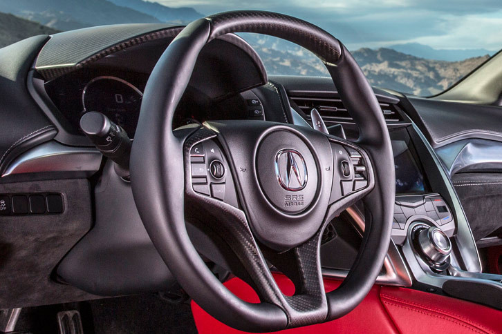 「NSX」のステアリング機構は、ロック・トゥ・ロックが1.91。状況に応じてギア比が12.9：1から11.07：1に変化する、可変ギアレシオ機能が備わっている。