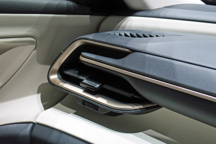 トヨタ・クラウン クロスオーバー（エアコン吹き出し口）