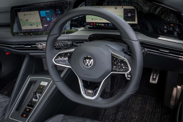 「Rライン」専用ステアリングホイールはディンプルレザーとスムースレザーの組み合わせ。スポークのスイッチは左右それぞれが一枚もののタッチパネルとなっている。