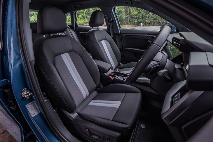 「A3スポーツバック ファーストエディション」のフロントシート。ブルーアクセント付きデビュークロスと呼ばれる表皮を採用した「スタンダードシート」が装備されている。