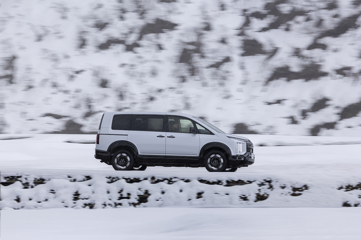 「ソルウス4S HA32」は高速道路の冬用タイヤ規制にも対応。チェーン規制時にはチェーン装着の必要があるが、これはスタッドレスタイヤでも同じだ。