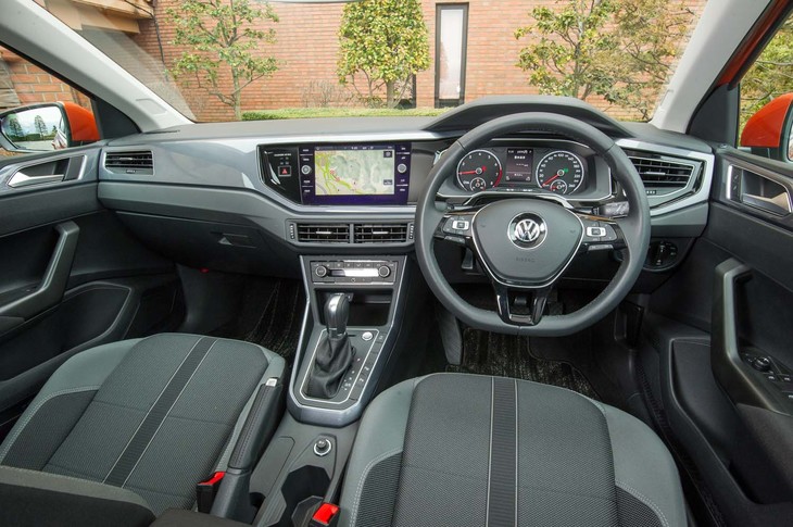 ダッシュボードのデザインは、従来の垂直基調から、水平基調へと変更された。インフォテインメントシステムなどを高い位置に設置することで、視認性を高めている。