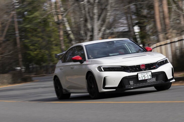 足まわりはフロントがストラット式でリアがマルチリンク式。フロントにはトルクステアが発生しづらいデュアルアクシスストラットサスペンションを使うほか、前後とも減衰力可変式ダンパーを装備する。