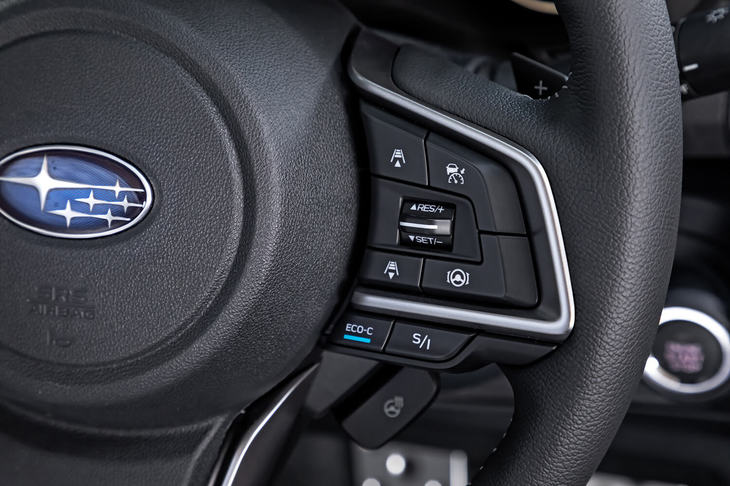 全車速追従機能付きクルーズコントロールの操作系は、ステアリングスポーク右側に集中配置。直観的に使いやすいスイッチデザインになっている。