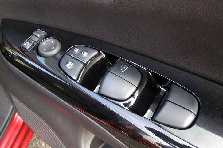 日産セレナ ハイウェイスラーG（ドアコンソール）