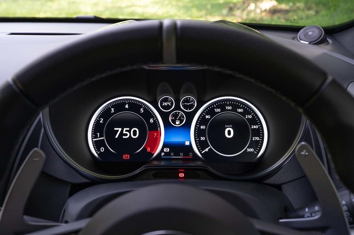 液晶メーターはトリコロールカラーが基調のポップなデザイン。左に表示された「750」はエンジンの回転数。