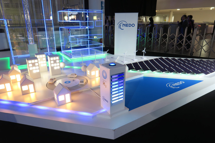 東京モーターショー2019の会場より、水素社会の在り方を説明する新エネルギー・産業技術総合開発機構の模型。記者は、インフラの一環として水素を使うのには賛成だが、入手先に二酸化炭素を押し付けるようなやり方はNGだと思っている。