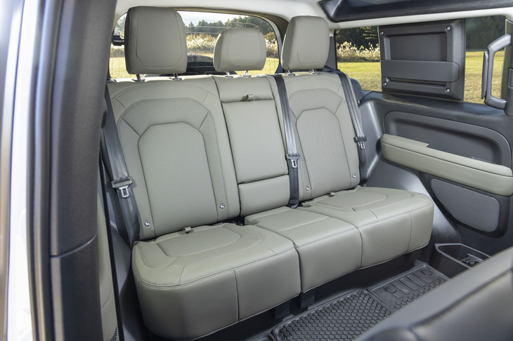 後席の形状は「110」や「130」とほとんど変わらないが、座面の高さは大人には少々不足気味。ドライバーの後方視界確保のためヘッドレストが前に倒せるようになっている。