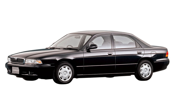 販売の多チャンネル化や車両の肥大化による失敗を受けて、5ナンバー枠で開発された6代目「マツダ・カペラ」。次の7代目でも1695mmの全幅は維持された。