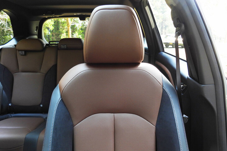 フロントシートの背もたれは、後席とのコミュニケーションの際に邪魔にならないよう、内側のショルダー部が削られた左右非対称の形状となっている。