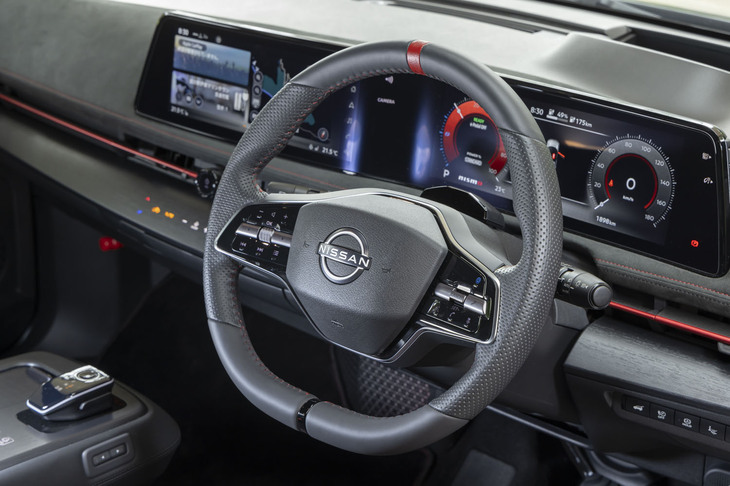 2本スポークのステアリングホイールには上下にセンターマークが入る。