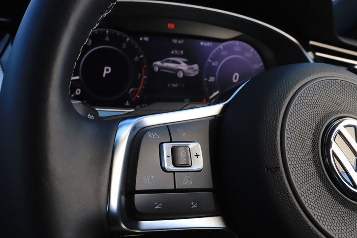 「アルテオン」には操舵支援機能付きのアダプティブクルーズコントロールが付いているので、高速道路での運転がとにかく楽。ロングドライブも疲れ知らずです。