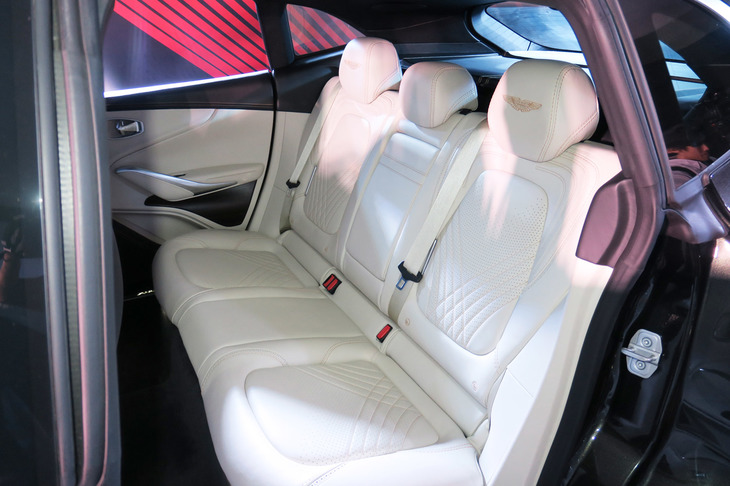 アストンマーティンDBX（リアシート）