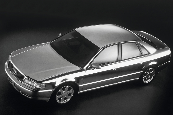 「V8」の後継を担うアウディの旗艦モデルとして登場した「A8」。その車体にはアルミ製スペースフレームが用いられていた。