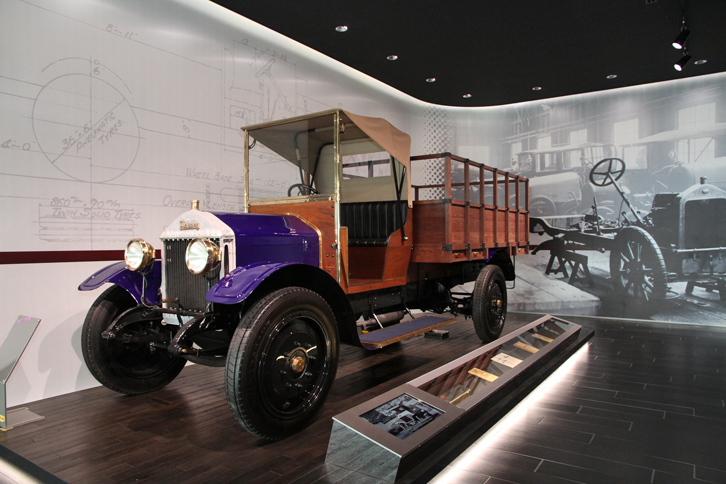 1階エントランスに展示されている1924年「ウーズレーCP型」。いすゞの前身である東京石川島造船所が、英国ウーズレー社と提携して国産化した1.5t積トラック。経済産業省から近代化産業遺産に認定されている。