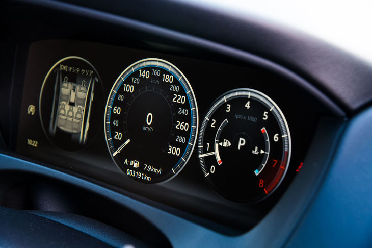 メーターパネルはフル液晶で、車速、燃費などの走行情報やクルーズコントロールの作動状態、カーナビゲーションの地図画面など、さまざまな情報が表示される。