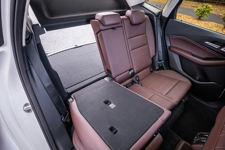 後席スペースは初代モデルとほとんど変わらない。シートには前後130mmのスライド機構と、荷室のスイッチを用いてワンタッチで背もたれが倒せる40：20：40の分割可倒機構が備わる。