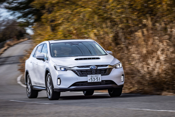 少し大きめにロールしながら、安定した姿勢でコーナーをクリアしていく「レヴォーグ レイバック」。ボディーが傾いていくロールスピードと前後のロールバランスが自然なので、カーブが連続するような道でも不安はまったくない。