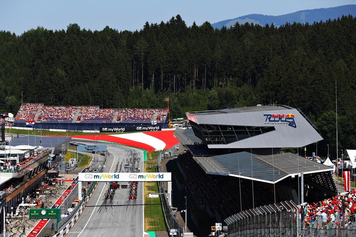 待ちに待った2020年シーズンのF1は、7月3日～5日のオーストリアGPで開幕。オーストリア、イギリスでは2週連続ダブルヘッダーとなる。GP名が重ならないように、オーストリアでの2回目はレッドブル・リンクのある地名から「シュタイアーマルクGP」、同じくイギリスでは「F1 70周年GP」という名が与えられる。写真は2019年のオーストリアGPから。（Photo＝Mark Thompson/Getty Images/Red Bull Racing)