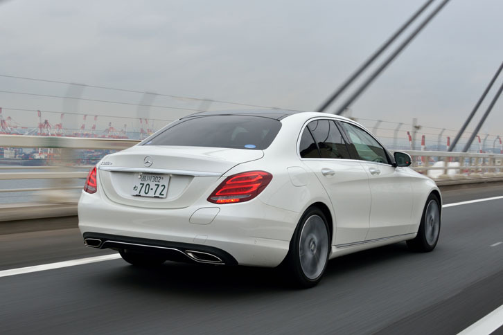 「C350eアバンギャルド」は、「CHARGE」モードを選ぶことで、走行中でもバッテリーに充電できる。